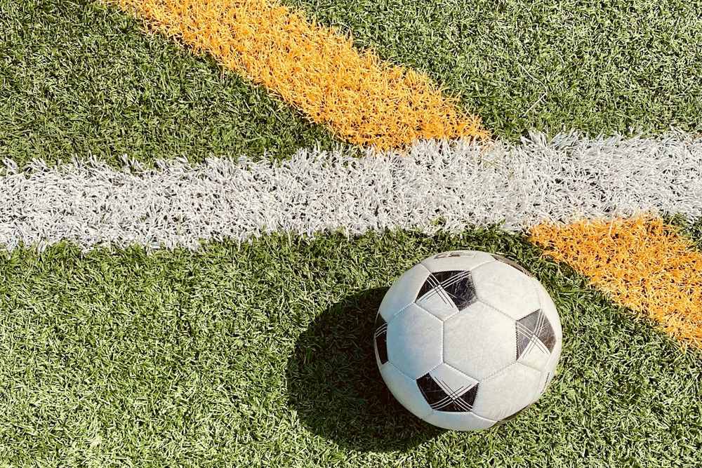 人造草场地上的黑白训练足球